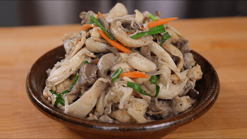 Stir-fried oyster mushrooms (Neutari-beoseot-bokkeum) Thumbnail